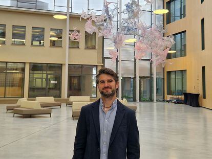 Eduardo Martín, líder del grupo de investigación en ingeniería neural del Hospital Universitario de Lausana, Suiza, en el vestíbulo del centro hospitalario.
