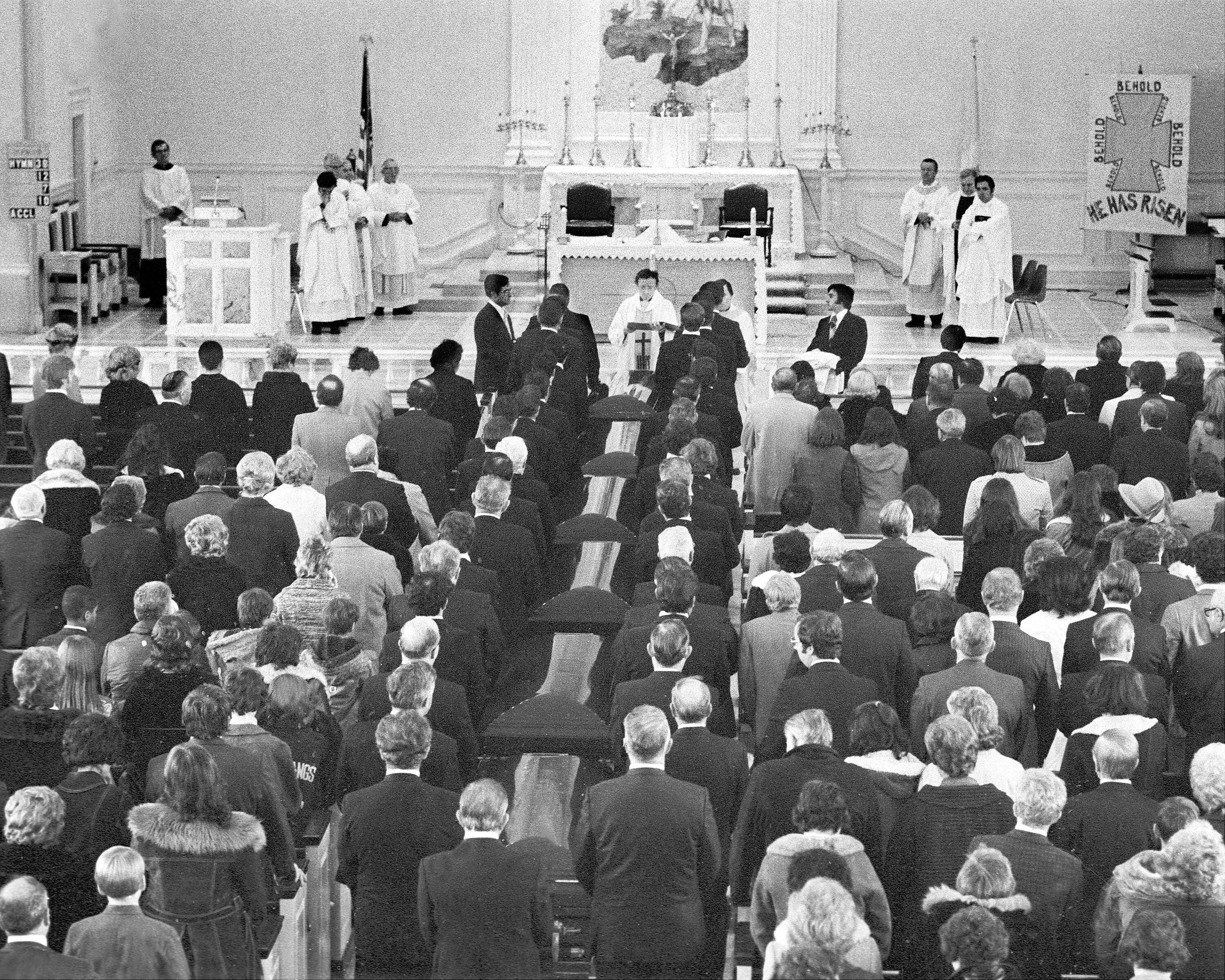 Seis féretros durante el funeral de la familia DeFeo en la iglesia de San Martin de Tours en Amityville, Long Island. 800 personas estaban dentro y 300 curiosos esperaban fuera.