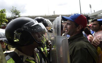El l&iacute;der opositor Henrique Capriles discute con agentes de la polic&iacute;a durante una manifestaci&oacute;n en Caracas. 