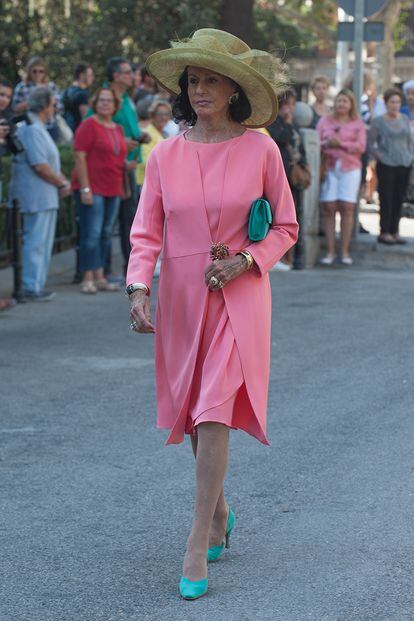 Sonsoles Díez de Rivera, hija de la marquesa de Llanzol, arriesgó combinando su vestido rosa con complementos en verde.