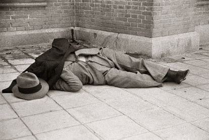 Fotografía del cadáver de Calvo Sotelo, asesinado en 1936, de una exposición de Santos Yubero en la sala Alcalá 31 (Madrid), en 2010.