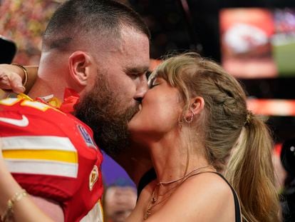 Taylor Swift y tight end Travis Kelce, jugador de los Kansas City Chiefs, se besan tras ganar el equipo de Kelce la 58ª Super Bowl, el 11 de febrero de 2024