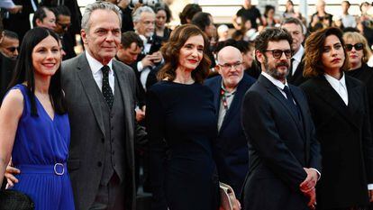 El reparto de 'Cerrar los ojos', de Víctor Erice: Helena Miquel, José Coronado, Ana Torrent, Manolo Solo y María León, el lunes en Cannes.
