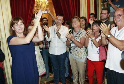 La socialista Francina Armengol celebra su investidura como presidenta del Govern balear.