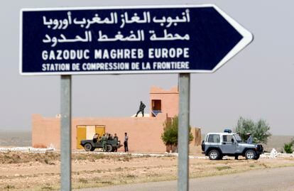 الجيش المغربي (على اليسار) والدرك يحرسون خط أنابيب الغاز دوران فاريل ، بالقرب من الحدود الجزائرية ، في صورة ملف.