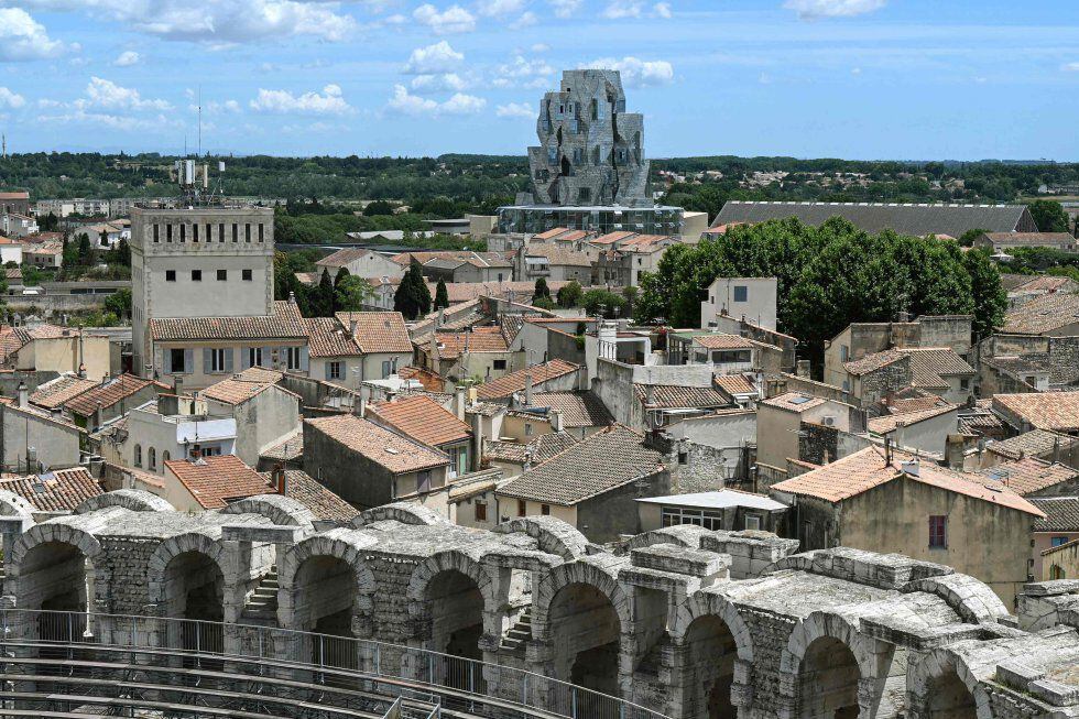 La ciudad provenzal de Arlés inspiró en su momento a artistas como Picasso y Van Gogh. Ahora ha inspirado al arquitecto Frank Gehry y la coleccionista suiza Maja Hoffmann a crear “un faro del Mediterráneo”. 