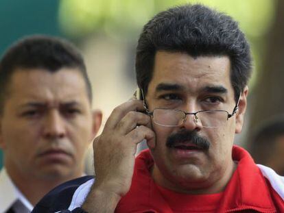 Nicolás Maduro habla por teléfono el pasado diciembre.