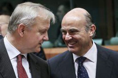 El vicepresidente y responsable de Asuntos Econ&oacute;micos y Monetarios, Olli Rehn conversa con Luis de Guindos.