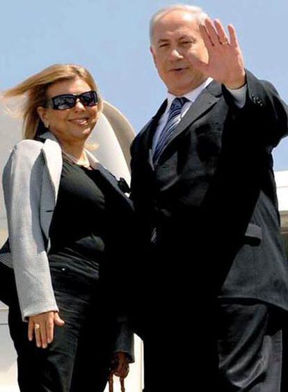 Benjamin Netanyahu, primer ministro de Israel, se sube al avión junto a su esposa en el aeropuerto de Ben Gurion (Tel Aviv)