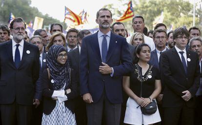 Felipe VI, junto al entonces presidente del Gobierno, Mariano Rajoy, a la izquierda, y el de la Generalitat, Carles Puigdemont, en la manifestación contra los atentados de La Rambla y Cambrirls, el 26 de agosto de 2017. 
