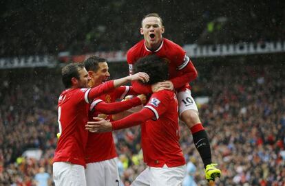 Herrera, Mata y Rooney felicitan a Fellaini.