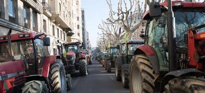 Protestas de agricultores este viernes en Lleida para reclamar precios justos para los productores agrícolas. EFE/Oscar Cabrerizo/Archivo