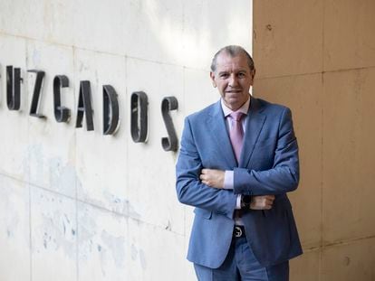 Carlos Tejada, fiscal especial antidroga de Marbella (Málaga), el pasado octubre en el edificio donde tiene su sede la Fiscalía