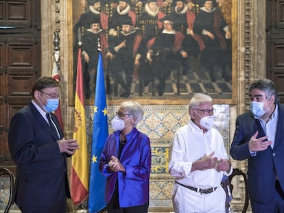 Ximo Puig, Annalisa, Raimon y José Luis Rodríguez Uribes, en la Generalitat.