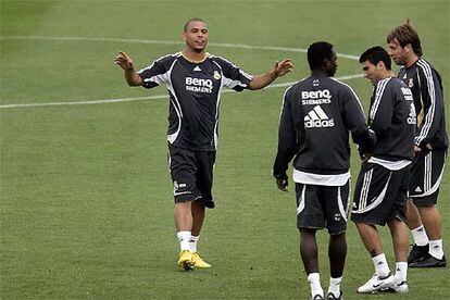 Ronaldo se dirige a Diarra, Reyes y Cassano durante un entrenamiento del Madrid.