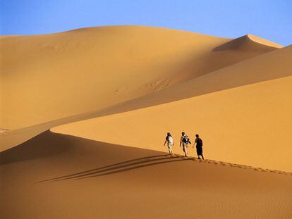 Viajeros en las dunas de Tassili, en Argelia.