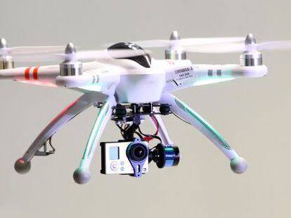 El AR Drone 2.0. se queda suspendido en el aire y se le puede montar una cámara.