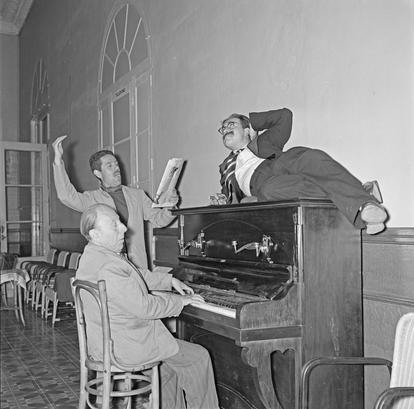 Luis García Berlanga con José Isbert y José Luis López Vázquez, en el rodaje de 'Los jueves, milagro' en 1957.