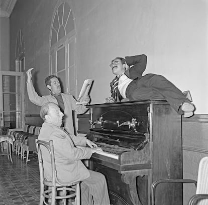 Luis García Berlanga con José Isbert y José Luis López Vázquez, en el rodaje de 'Los jueves, milagro' en 1957.