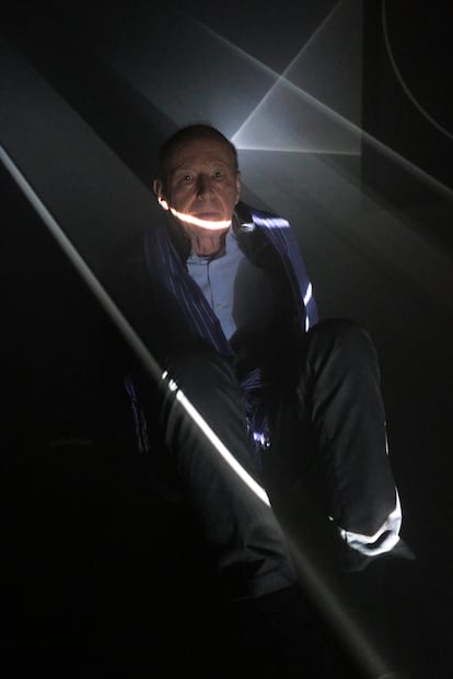 El artista Anthony McCall en el Pozo Santa Bárbara en Mieres.