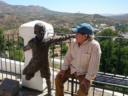 El cantante junto a su estatua de niño en el pueblo de Priego de Córdoba.