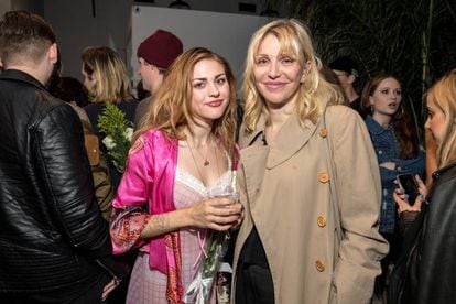 Frances Bean Cobain con su madre, Courtney Love, en Los Ángeles en 2018. Su relación está lleva de encuentros y enfados.