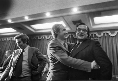 Jos&eacute; Pedro P&eacute;rez Llorca abraza a Gregorio Peces Barba en presencia de Gabriel Cisneros  en la finalizaci&oacute;n de los debates del proyecto de la Carta Magna con la aprobaci&oacute;n del proyecto de la Constituci&oacute;n en el final de los trabajos de la Comisi&oacute;n de Asuntos Constitucionales.