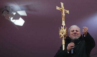 El líder de los neocatecumenales, Kiko Argüello, se dirige a los fieles en la plaza de Colón.