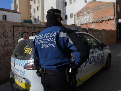 Un policía municipal patrulla por Puente de Vallecas.