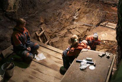 Excavación en la cueva de Denisova (Rusia).