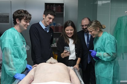 Desde la izquierda, Gerald B. Fillmore, Roque Ruiz, Laura Caballero, Carlos Areces y Adriana Torrebejano, en la sala de tanatopraxia de 'Muertos S.L.'.