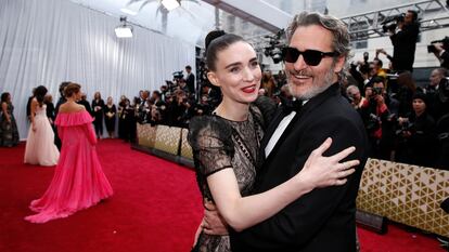 Joaquin Phoenix y Rooney Mara, en los premios Oscar de 2020.