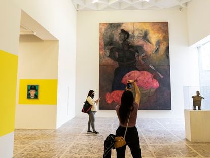 Visitantes observan la obra 'Homenaje a la raza india' (1952), de Rufino Tamayo.