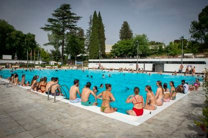 Las entradas para las piscinas hay que comprarlas en a través de la web de Deportes del Ayuntamiento o descargándose la app Madrid Móvil en Google Play o Apple Store. En la foto, bañistas el martes en las piscinas de Casa de Campo - Lago.