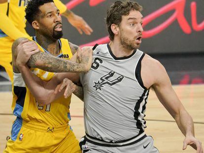 Pau Gasol y Wilson Chandler.