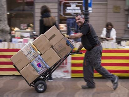 Carregant llibres a la Rambla.