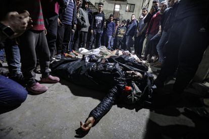 Corpos de voluntários da ONG World Central Kitchen mortos num ataque israelita em Deir al-Balah (Gaza).