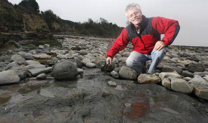 El geólogo Paul Olsen, cerca de Penarth, en el sur de Gales (Reino Unido).