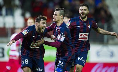 Enrich celebra un gol con Daniel Garcia y Borja Bast&oacute;n.
