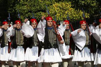 Guàrdies presidencials grecs, o 'ezvons', es preparen per rebre la visita de Barack Obama.