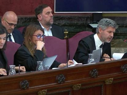 Abogados de la defensa, en la sesión de este lunes del juicio del 'procés'. En vídeo, un comandante de la Guardia Civil pone de relieve el papel de Trapero en el 'procés'.