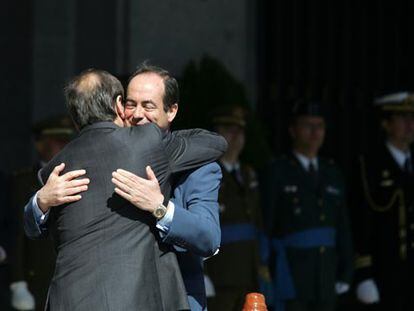 José Antonio Alonso se abraza con su antecesor en Defensa, José Bono.