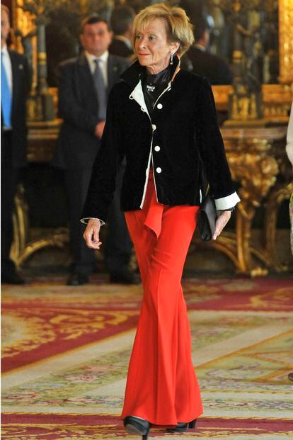María Teresa Fernández de la Vega llegó a ser nombrada la 'Victoria Beckham española'. Y es que, la ex-vicepresidenta del Gobierno de Zapatero solía escoger unos looks de lo más atrevido, siempre ajena a las modas, a su edad y a los protocolos.