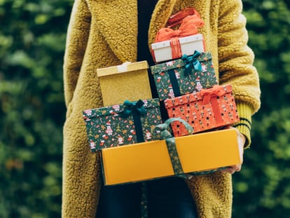 Tocar ponerse manos a la obra para elegir el mejor regalo. GETTY IMAGES.