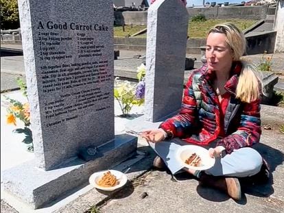La 'tiktokera' Rosie Grant, junto a una tumba cuya lápida incluye una receta de tarta de zanahoria.