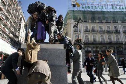 Actores de la compañía Kamchàtka representan una obra en la Puerta del Sol.