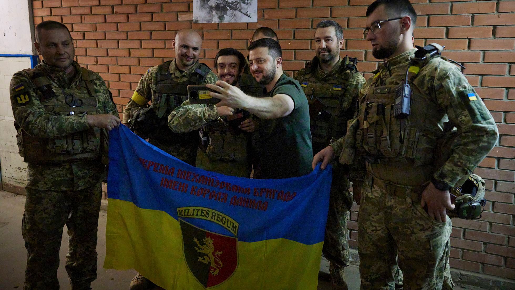 Zelenski visita la primera línea del frente en Lugansk