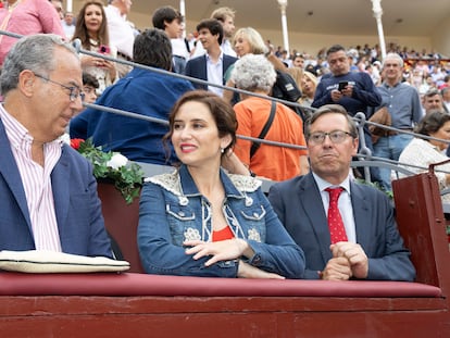 De izqda. a dcha, el vicepresidente de la Comunidad de Madrid, Enrique Ossorio, la presidenta de la Comunidad de Madrid, Isabel Díaz Ayuso, y el número dos del PP de Madrid, Alfonso Serrano, este martes en Las Ventas durante la corrida goyesca del 2 de mayo.