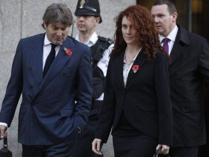 La exdirectora del &#039;News of the World&#039;, Rebekah Brooks, sale del juzgado junto a su marido, Charlie Brooks, en Londres.