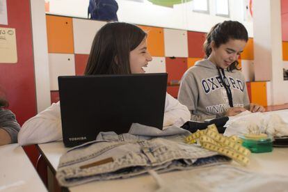 Las aulas de los alumnos de primaria y secundaria cuentan con mesas con ruedas, para poderse agrupar como requiera cada actividad. En los pasillos amarillos del nuevo ala abundan los colores y las cristaleras, y hay zonas comunes con sofás por las que los niños se puedan mover libremente.